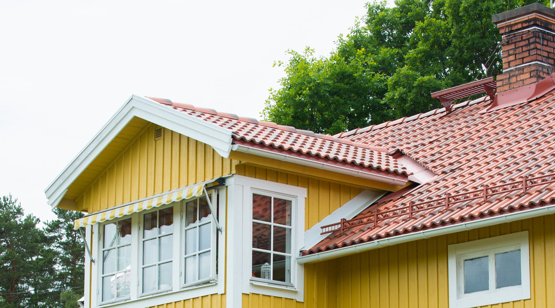 Vy på takprojekt i Leksand med betongtak med taksäkerhet och ränndal vid kupa