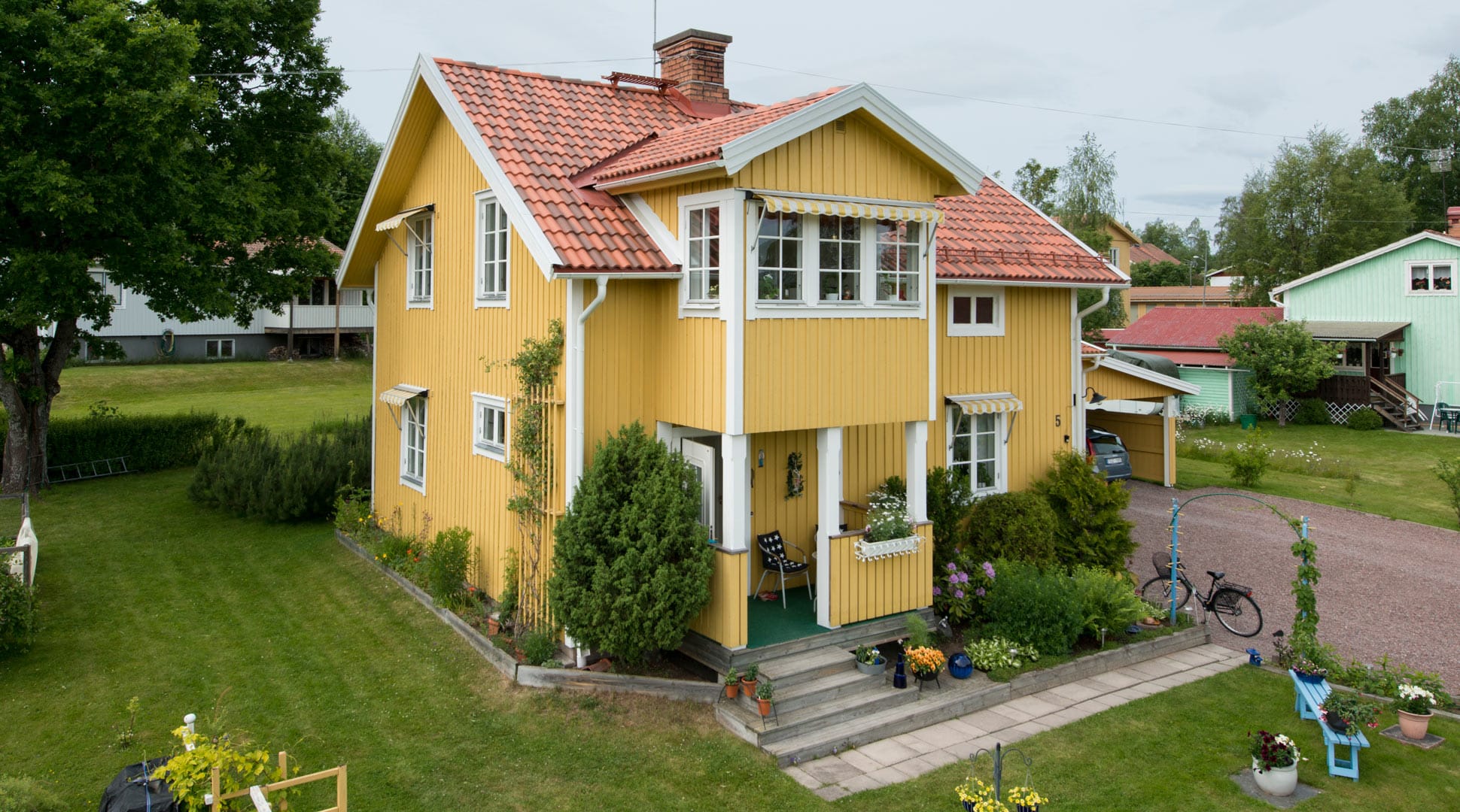 Förgrundsvy av takprojekt i Leksand